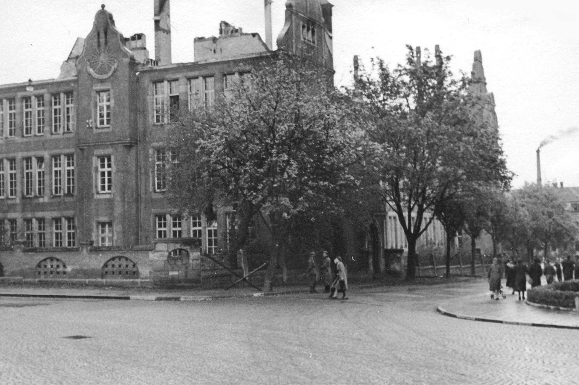 Die Schwabacher Luitpoldschule nach dem Luftangriff vom 12./13. Oktober 1941.