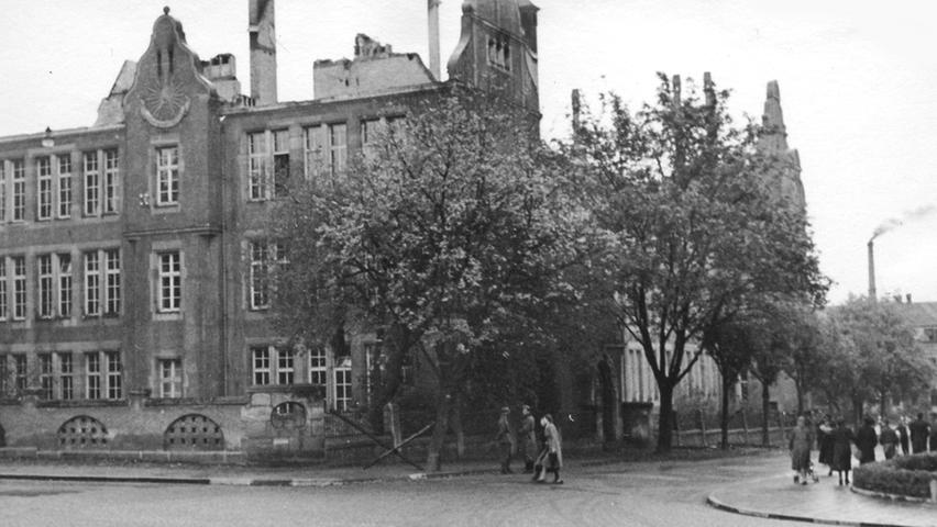 Die Schwabacher Luitpoldschule nach dem Luftangriff vom 12./13. Oktober 1941.