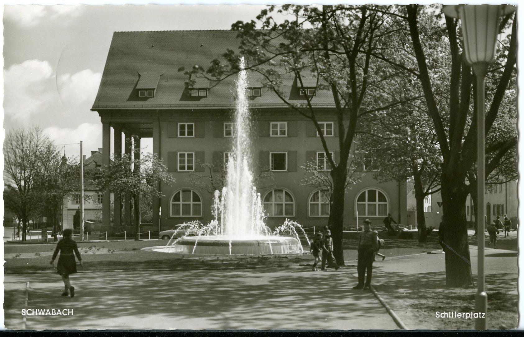 Der Schwabacher Schillerplatz mit dem "Meckererbrunnen", vermutlich in den 1960er Jahren.