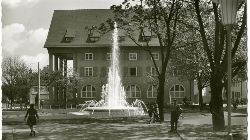 Der Schwabacher Schillerplatz mit dem "Meckererbrunnen", vermutlich in den 1960er Jahren.