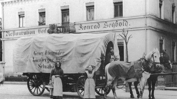 Die Schwabacher "Restauration Brausebad" um 1905. Das "Brausebad" war Jahrzehnte lang ein wichtiger Treffpunkt für viele Schwabacher. Drei Generationen der Wirtshausfamilie Seybold (Spitzname "Raddl") sorgten für Gemütlichkeit und kannten jeden Klatsch. Davor hält auf der historischen Aufnahme ein Pferdefuhrwerk von Georg Kleinöder.