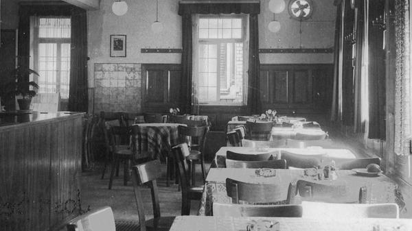 Innenaufnahme der "Restauration Brausebad" aus dem Jahr 1949.
