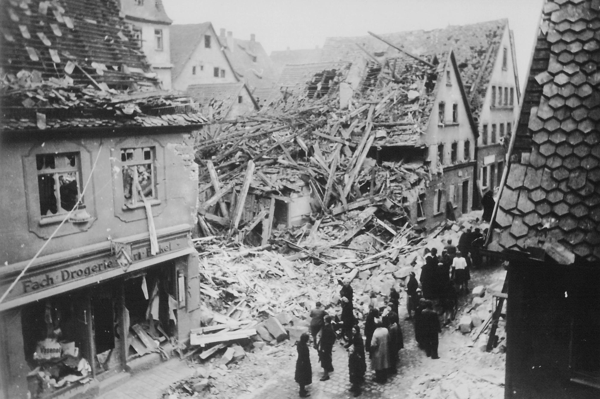 Die  Friedrichstraße 10-14 nach dem schweren Luftangriff auf Schwabach am 12./13. Oktober 1941.
