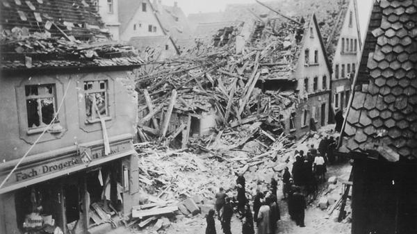 Die Friedrichstraße 10-14 nach dem schweren Luftangriff auf Schwabach am 12./13. Oktober 1941.