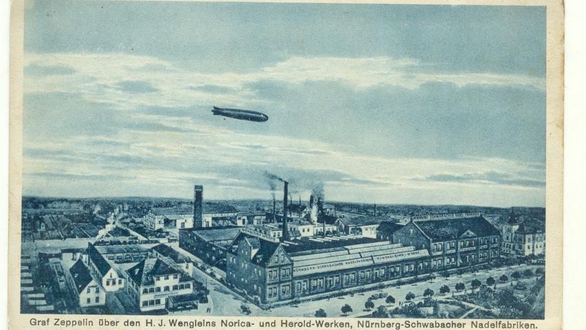 Die Nadelfabrik Wenglein machte Werbung mit dieser Postkarte vom Zeppelin-Überflug im Jahr 1909. Auf ihr sieht man das Luftschiff Graf Zeppelin über dem Werksgelände in der Bahnhofstraße (heute BayWa).