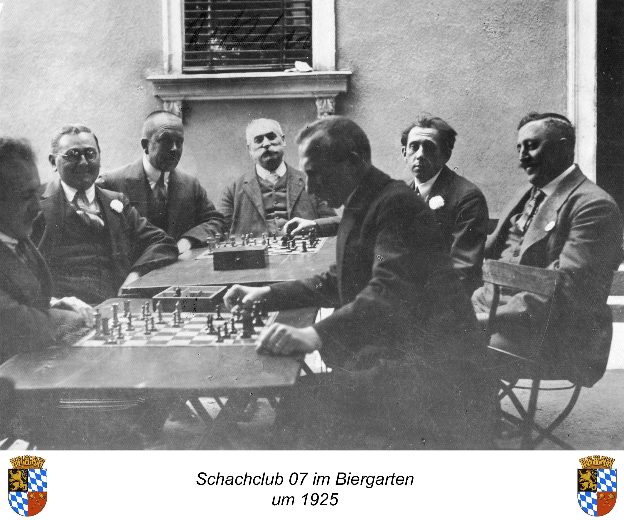 Der Schwabacher Schachclub 07 im Biergarten um das Jahr 1925.