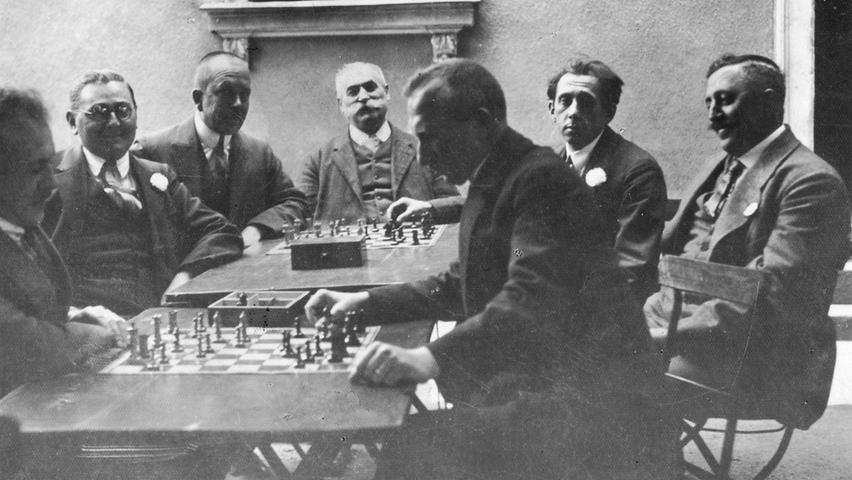 Der Schwabacher Schachclub 07 im Biergarten um das Jahr 1925.