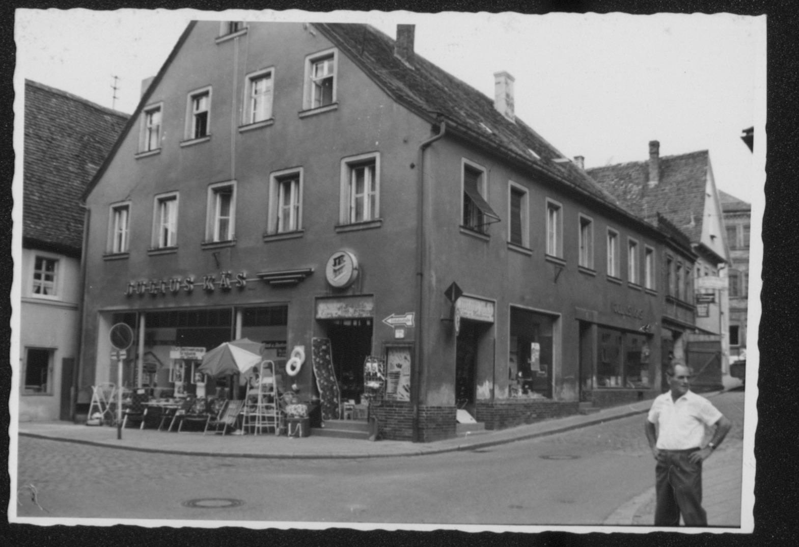 Die Eisenhandlung Käs in der Friedrichstraße 4 an der Ecke nur Nürnberger Stra0e existierte über 100 Jahre lang. Es folgte der Rahmen- und Bilderladen von Hartmut Hetzelein. Heute ist dort das "Antik Eck".