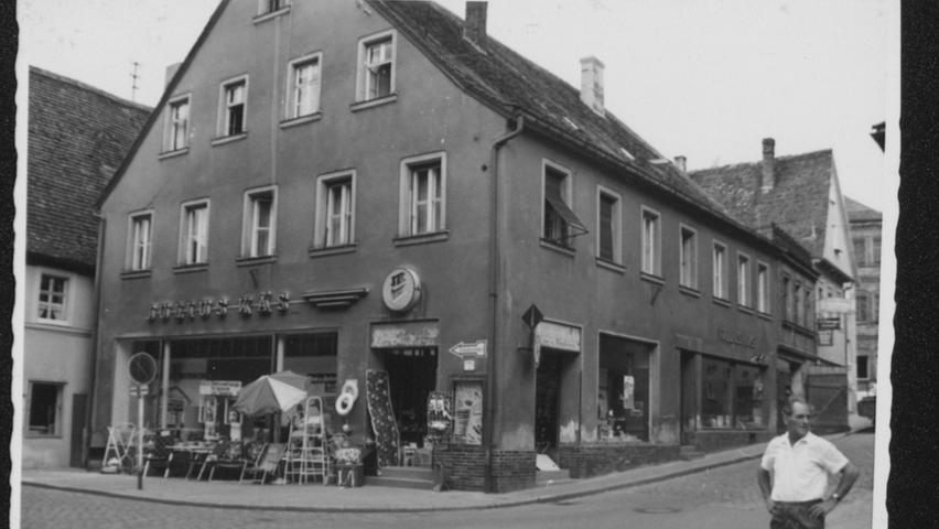 Die Eisenhandlung Käs in der Friedrichstraße 4 an der Ecke nur Nürnberger Stra0e existierte über 100 Jahre lang. Es folgte der Rahmen- und Bilderladen von Hartmut Hetzelein. Heute ist dort das "Antik Eck".