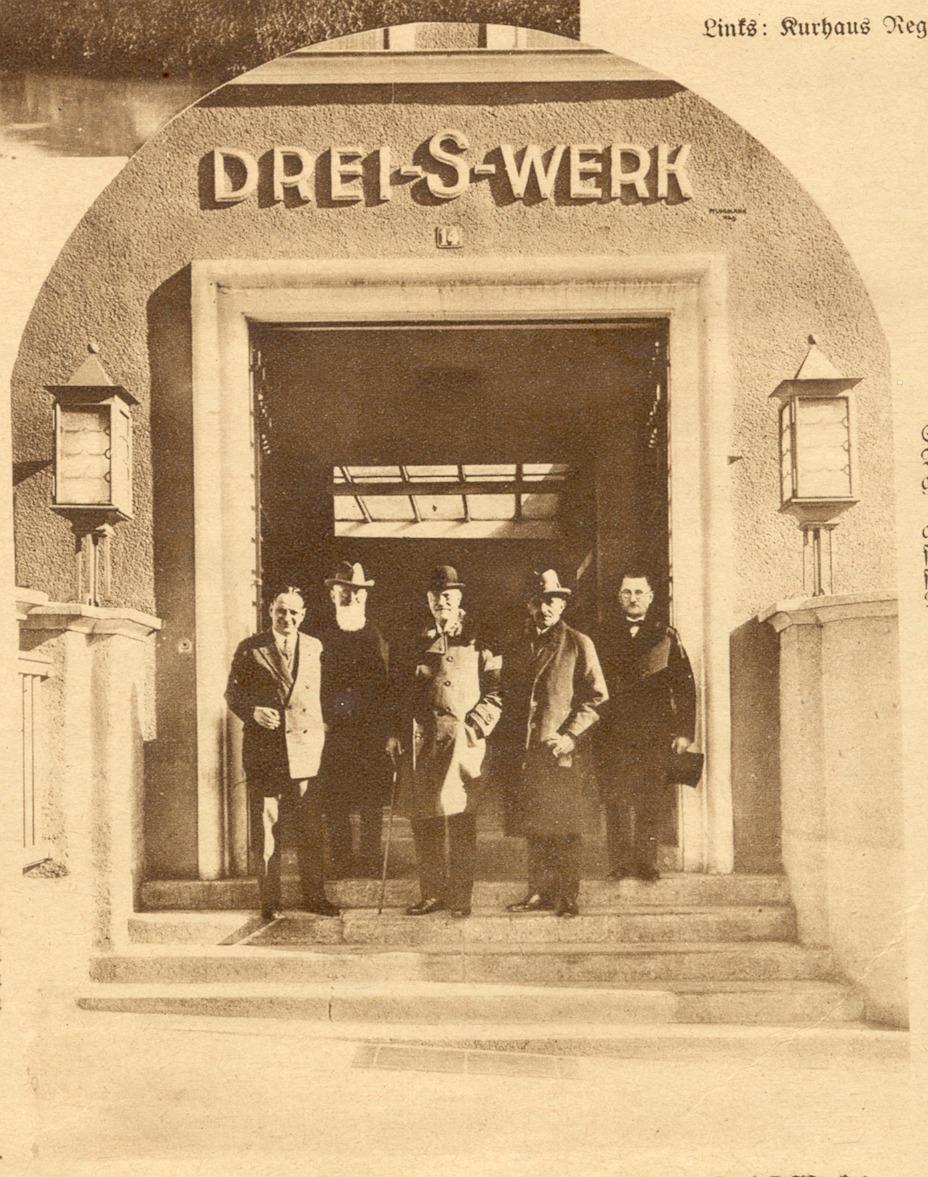 Die Nürnberger Illustrierte brachte im Jahr 1928 ein Foto, das Walter Tuchmann (links im Bild) und den Prinzen Alfons von Bayern (Mitte) beim Besuch des einstigen Schwabacher Weltunternehmens "Drei-S-Werk" zeigt.