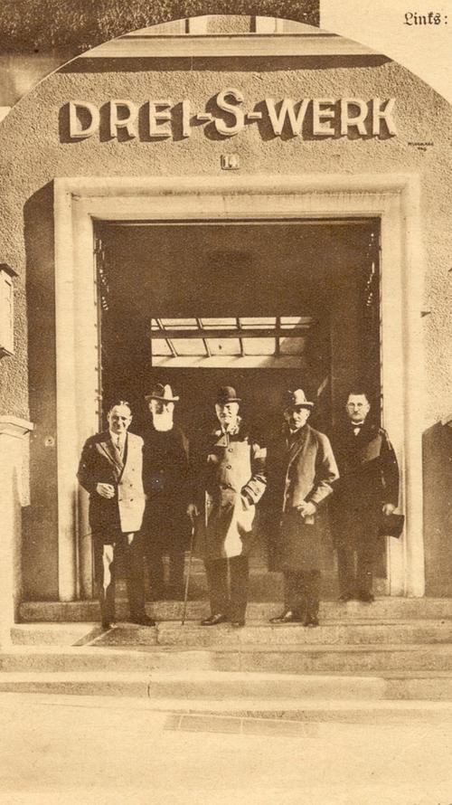 Die Nürnberger Illustrierte brachte im Jahr 1928 ein Foto, das Walter Tuchmann (links im Bild) und den Prinzen Alfons von Bayern (Mitte) beim Besuch des einstigen Schwabacher Weltunternehmens "Drei-S-Werk" zeigt.