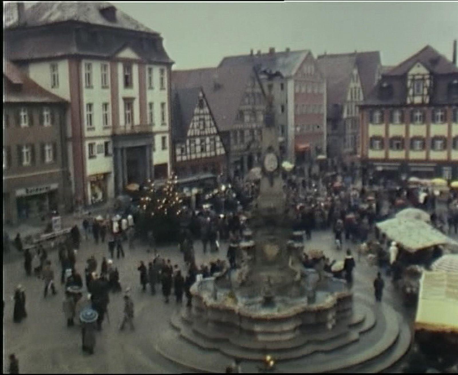 Die Einweihung der Fußgängerzone und Tiefgarage in der Schwabacher Stadtmitte im November 1977 war ein Großereignis. Zugegen war unter anderem ein damals noch ganz junger Hartwig Reimann, etliche Stadträte, Sparkassen-Direktor Fritz Winter und Ehrengäste aus der Umgebung. Ziel der Fußgängerzone war das Wiederbeleben des historischen Stadtkerns zu einem Einkaufs- und Kommunikationszentrum. Hand in Hand mit dem Umbau der Königstraße ging der Bau der Tiefgarage unter dem Marktplatz. Beides begann 1975/76. Zu der Einweihungsfeier gehörte auch, dass ein Elefant auf dem Marktplatz seine Kunststückchen zeigte - sozusagen der erste Härtetest für den Deckel der Tiefgarage.