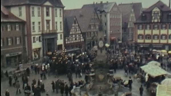 Die Einweihung der Fußgängerzone und Tiefgarage in der Schwabacher Stadtmitte im November 1977 war ein Großereignis. Zugegen war unter anderem ein damals noch ganz junger Hartwig Reimann, etliche Stadträte, Sparkassen-Direktor Fritz Winter und Ehrengäste aus der Umgebung. Ziel der Fußgängerzone war das Wiederbeleben des historischen Stadtkerns zu einem Einkaufs- und Kommunikationszentrum. Hand in Hand mit dem Umbau der Königstraße ging der Bau der Tiefgarage unter dem Marktplatz. Beides begann 1975/76. Zu der Einweihungsfeier gehörte auch, dass ein Elefant auf dem Marktplatz seine Kunststückchen zeigte - sozusagen der erste Härtetest für den Deckel der Tiefgarage.