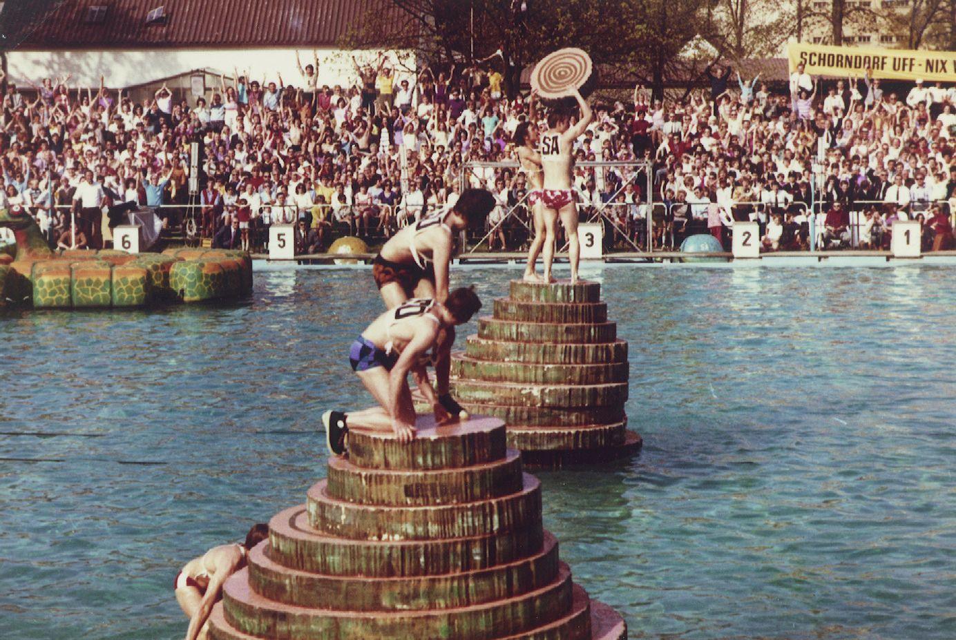 Rund 5000 Besucher fieberten 1971 beim "Spiel ohne Grenzen" im Parkbad mit dem bunt zusammengewürfelten Schwabacher Team mit.