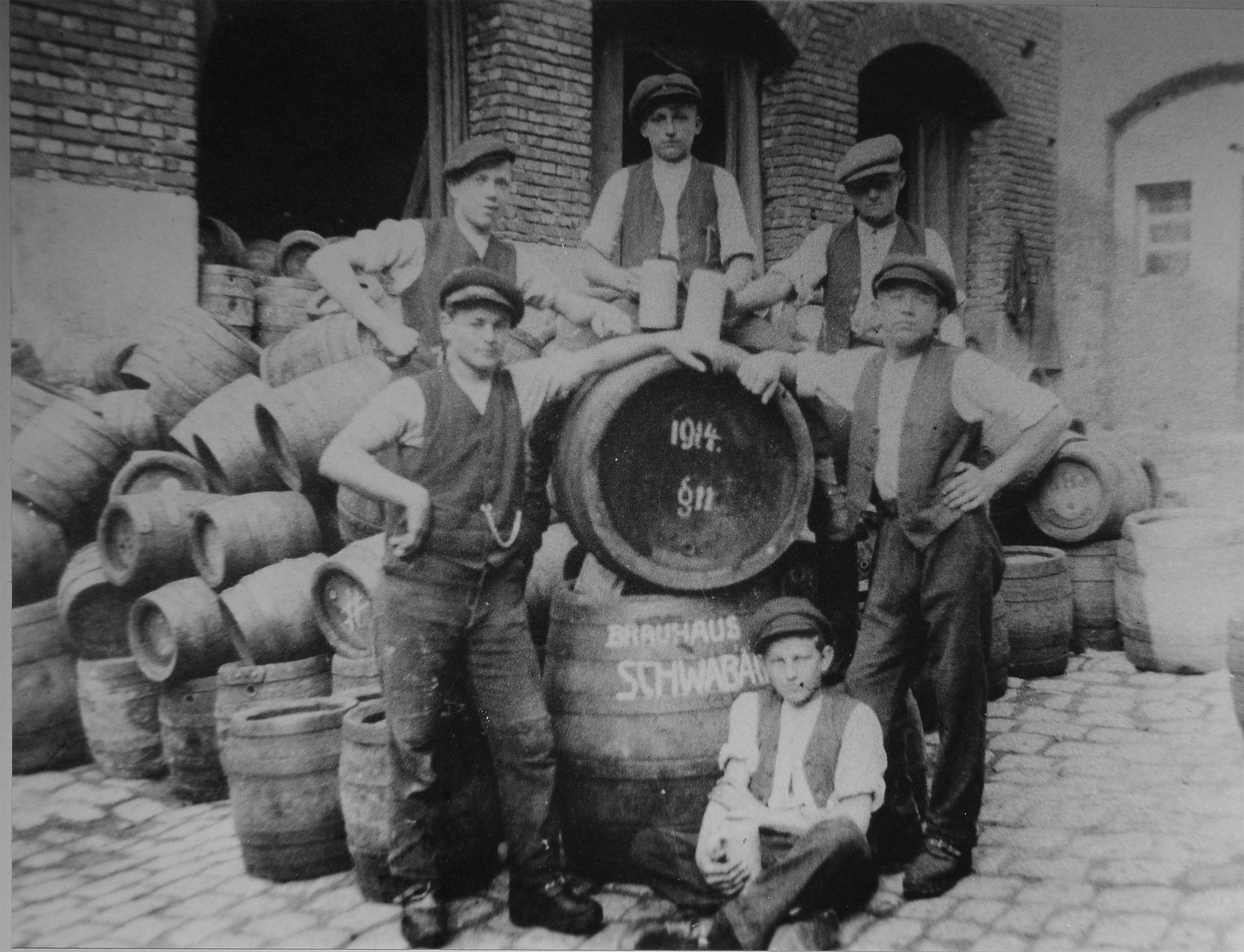 Mitarbeiter der Brauhaus Schwabach AG beim Freitrunk. Auf dem Fass stehen die Jahreszahl 1914 und "§ 11" - der bekannteste Paragraph in den Bier-Comments von Studentenverbindungen. Er lautet "Es wird weitergesoffen!" Schwabach war nie Studentenstadt, doch möglicherweise besteht ein Zusammenhang mit der Lehrerbildungsanstalt.