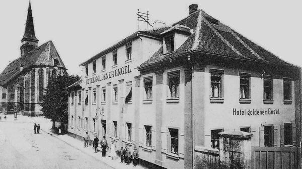 Das Hotel "Goldener Engel" in der Ludwigstraße um 1900, historisch Diesen neuen Kalender mit 12 alten Aufnahmen von 1898 - 1920 hat Hans Schmitt für Sie wieder zusammengestellt. Sichern Sie sich noch frühzeitig diesen Kalender mit diesen historischen Fotos aus den Privatarchiven von Franco Leuchauer, Hans Grießhammer und Hans Schmitt. Mit einer limitierten Auflage von 250 Stück.