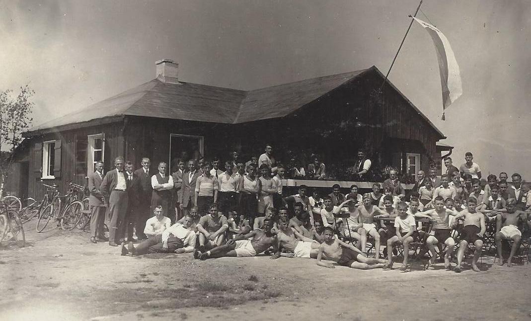 Auch die Schwabacher hatten einst ihren "FC Bayern". Wegen Kompetenzstreitigkeiten trat im Oktober 1925 die Fußballabteilung mit 34 Mitgliedern aus dem TV 1848 aus und nannte sich nunmehr "FC Bayern". Östlich des Waldfriedhofs in der Limbacher Straße befand sich dessen Sportplatz. Noch heute nennt man das dortige Wohngebiet und die Kleingartenkolonie "Am Bayernplatz".