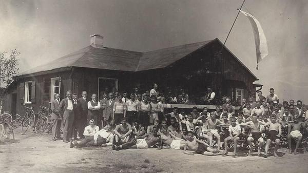 Auch die Schwabacher hatten einst ihren "FC Bayern". Wegen Kompetenzstreitigkeiten trat im Oktober 1925 die Fußballabteilung mit 34 Mitgliedern aus dem TV 1848 aus und nannte sich nunmehr "FC Bayern". Östlich des Waldfriedhofs in der Limbacher Straße befand sich dessen Sportplatz. Noch heute nennt man das dortige Wohngebiet und die Kleingartenkolonie "Am Bayernplatz".