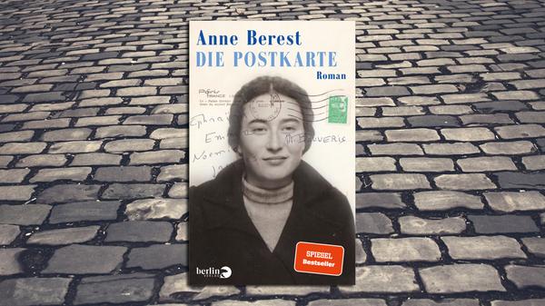 Man bekommt sie gedanklich schwer zusammen, die beiden Anne Berests. Die sehr diesseitige Anne Berest, die 2014 den Lifestyle-Weltbestseller "How To Be Parisian Wherever You Are" mitverfasste – und die Schriftstellerin von heute, die akribisch das Schicksal ihrer jüdischen Familie recherchiert und dabei ihre eigene Identität ergründet. Mit ihrem Roman "Die Postkarte" leistet die 43-jährige Autorin aus Frankreich einen bemerkenswerten Beitrag zur Erinnerungsliteratur. Darin begibt sie sich mit ihrer Mutter auf eine detektivische Suche nach der Geschichte von vier Vorfahren, die 1942 in Auschwitz umkamen. Stilistisch bleibt ihr Erzählen leider grob. Aber ihre autobiografischen Reflexionen aus der Warte der dritten Generation von Holocaust-Überlebenden lohnen die insgesamt spannende Lektüre. (Berlin Verlag, 28 Euro) Isabel Lauer