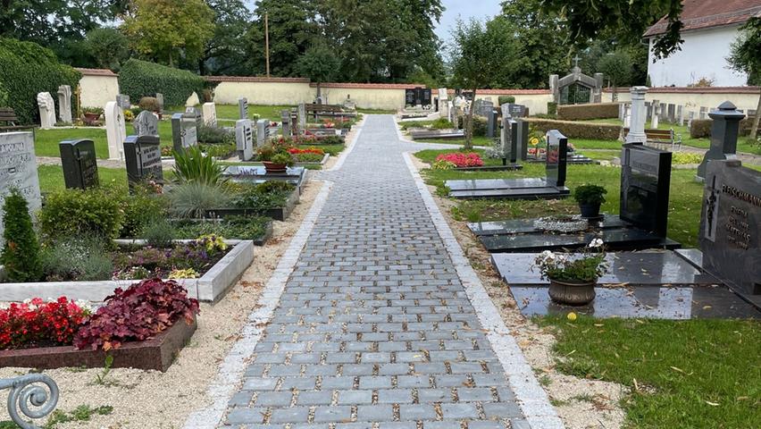 Der Friedhofsweg in Dietfurt wurde nun bei fünf Arbeitseinsätzen von engagierten Bürgern ehrenamtlich wieder in Stand gesetzt. Der Friedhofsweg in Dietfurt wurde nun bei fünf Arbeitseinsätzen von engagierten Bürgern ehrenamtlich wieder in Stand gesetzt.