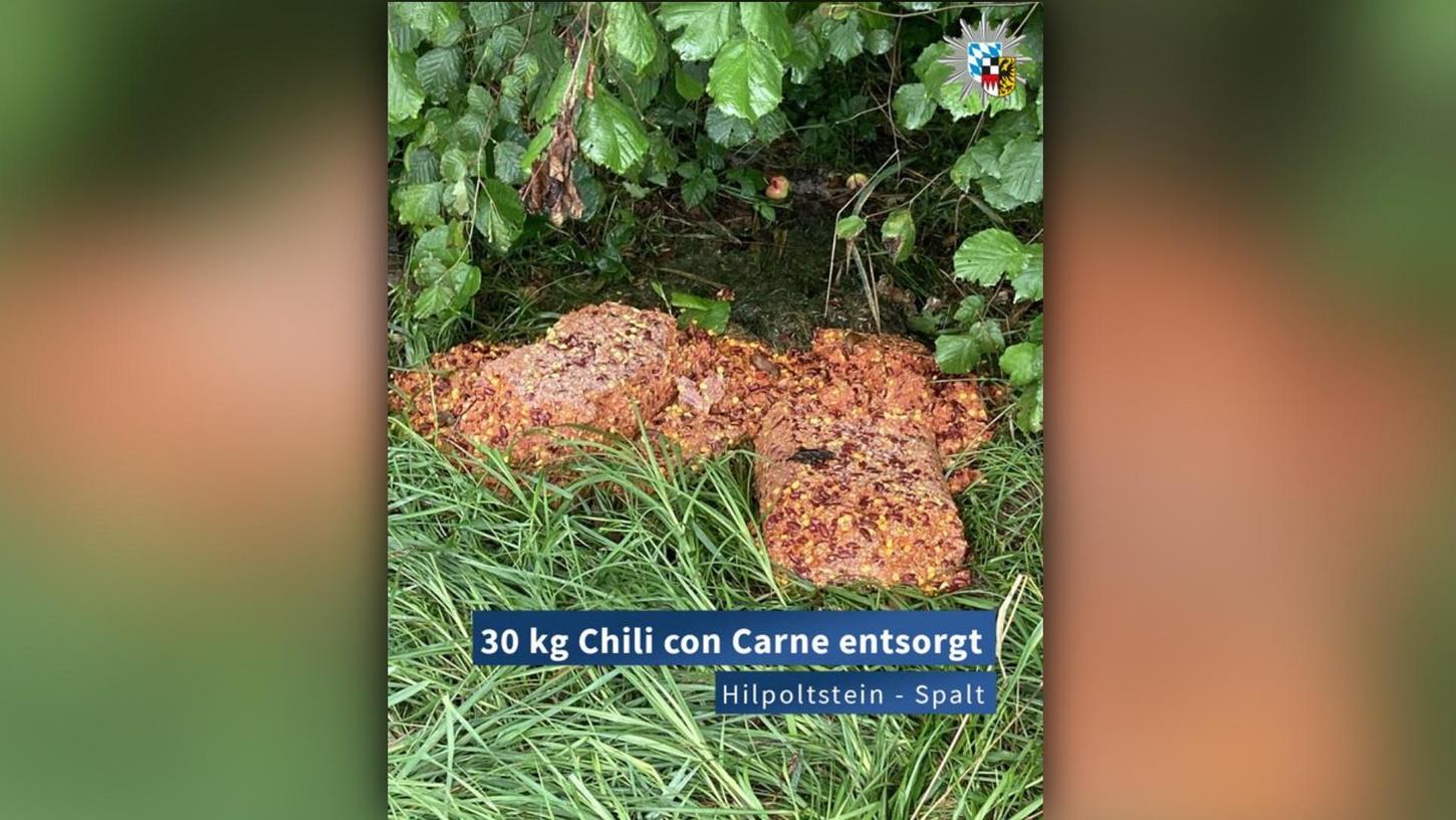 Ein Foto der Polizei Mittelfranken von dem knapp 30 Kilogramm schweren Fleisch- und Bohnenberg. Ein Foto der Polizei Mittelfranken von dem knapp 30 Kilogramm schweren Fleisch- und Bohnenberg.