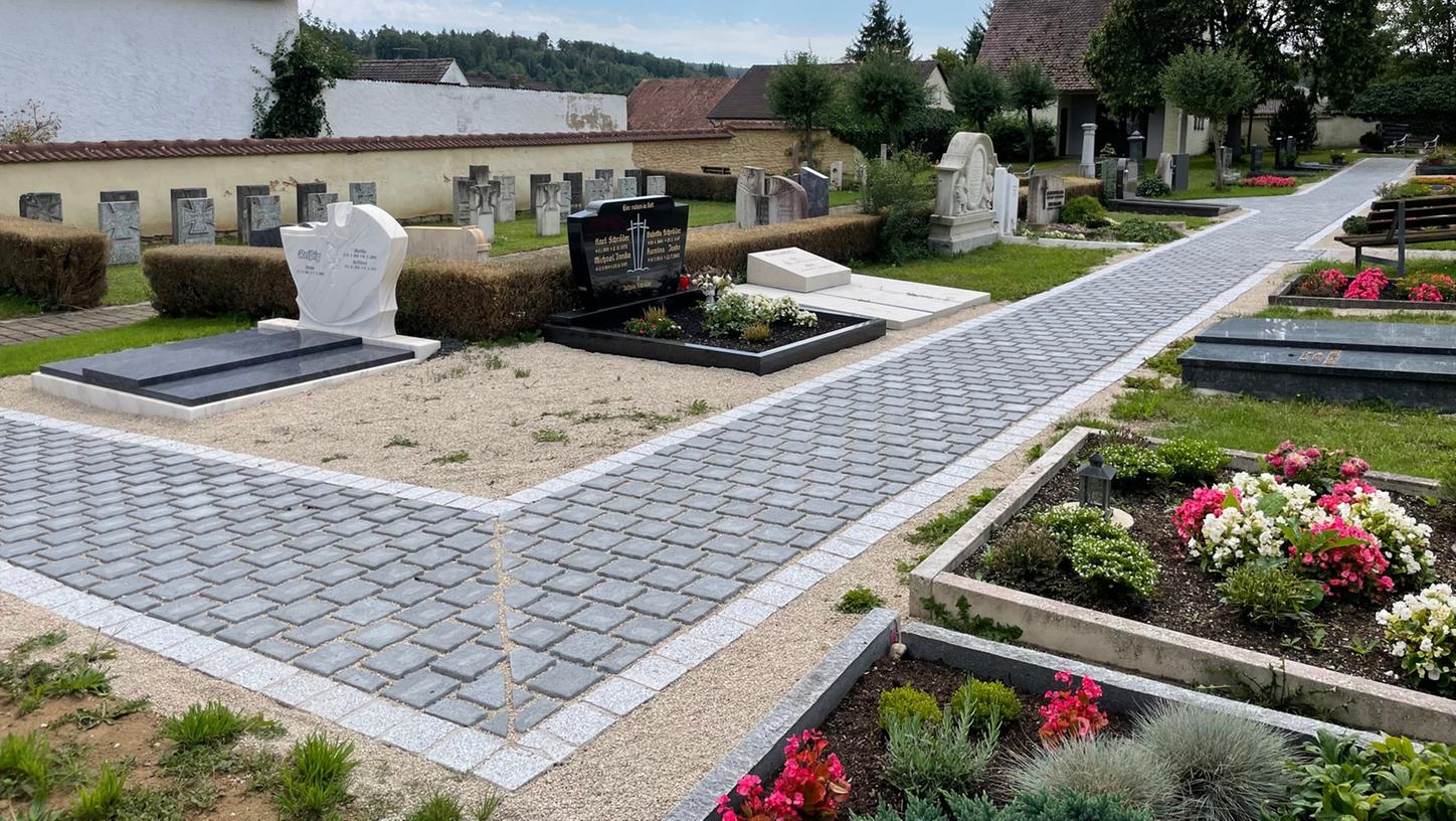 Die Ecke des Wegs war sicher knifflig zum Setzen - und wurde von den ehrenamtlichen Helfern sehr schön umgesetzt. Die Ecke des Wegs war sicher knifflig zum Setzen - und wurde von den ehrenamtlichen Helfern sehr schön umgesetzt.