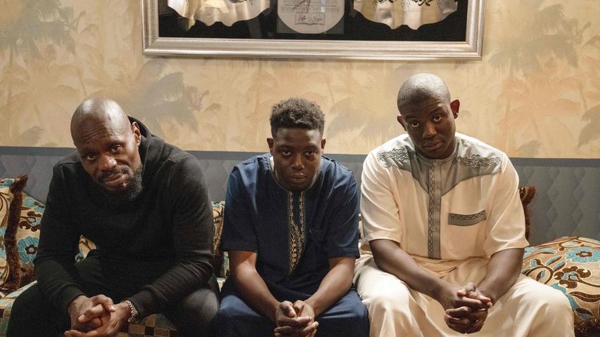 In Leila Sys Film "Street Flow 2" wird die Geschichte der drei Brüder Demba, Noumouké und Souleymaan, die in einem Pariser Vorort drei völlig verschiedene Leben führen, weitererzählt. Der französische Krimi feiert am 27. September bei Netflix Premiere.