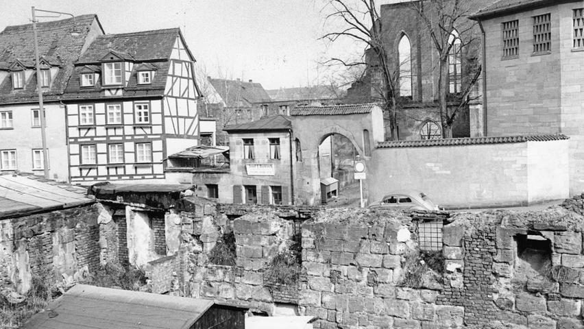 Die Lorenzer Altstadt war damals noch ein Trümmerfeld, wie dieses Foto aus dem Jahr 1965 mit Blick auf die Katharinenruine zeigt.