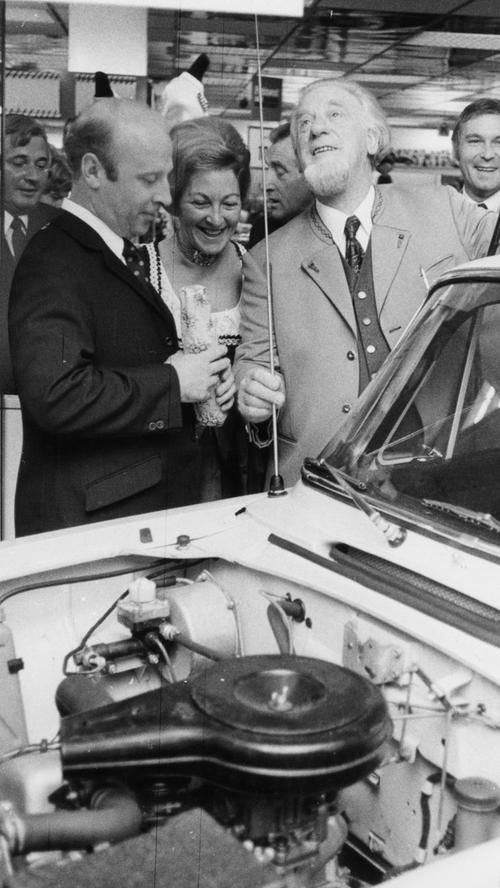 Wirt Anton Regenauer (rechts) flirtete offen mit dem Kommunismus. 1972 bekam er von W. Wowtschenko (links) von der Handelsvertretung der UdSSR in der Bundesrepublik Deutschland ein Buch über die Entwicklung der russischen Autoindustrie überreicht. Der Grund: Regenauer fuhr jahrzehntelang einen Moskwitsch, ein sowjetisches Auto. An der Buchverleihung nahm auch seine Frau Rose Regenauer (Mitte) teil.