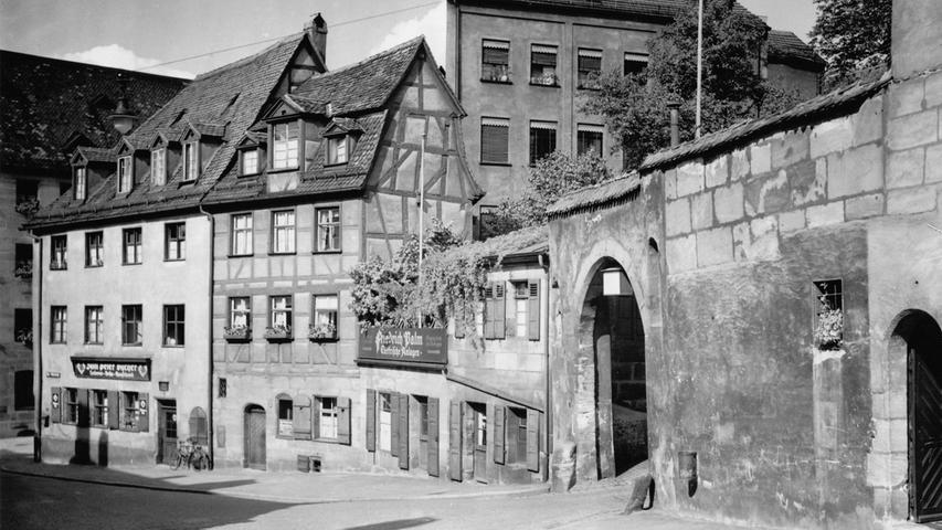 Diese Aufnahme zeigt die Gemäuer vor dem Zweiten Weltkrieg, im Jahr 1938. Die Katharinenklause eröffnet 1965 an gleicher Stelle.