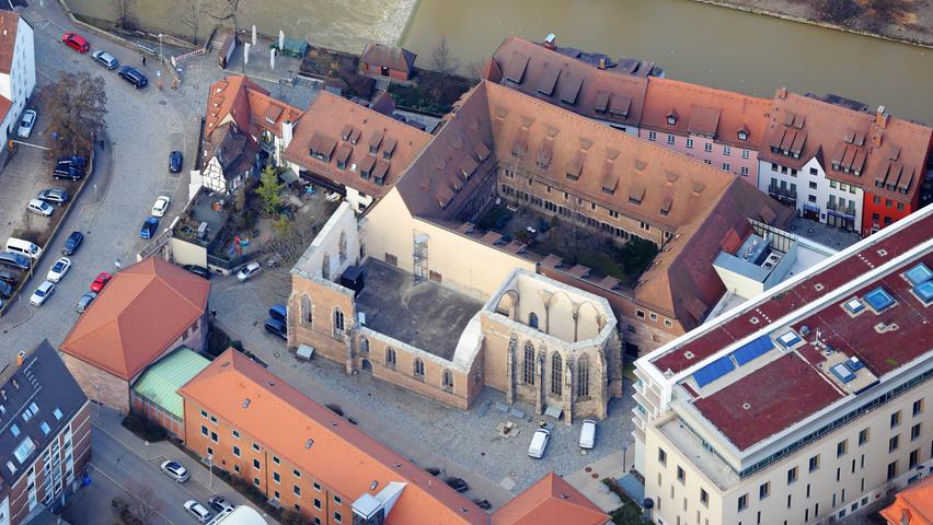 Das gesamte Ensemble aus Katharinenruine, ehemaligem Katharinenkloster (heute die Stadtbibliothek) und Peter-Vischer-Straße 1-4  in einem Luftbild von 2015. 