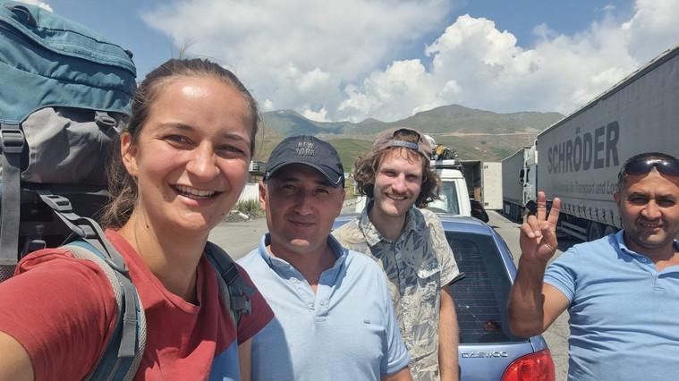 Ein Erinnerungsfoto mit Muslim und Jekran, die Pauline und Ole netterweise durchs Suusamyr Tal in Kirgistan mitgenommen haben. 