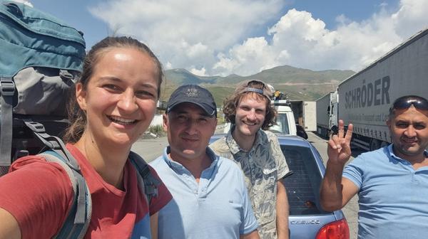 Ein Erinnerungsfoto mit Muslim und Jekran, die Pauline und Ole netterweise durchs Suusamyr Tal in Kirgistan mitgenommen haben.