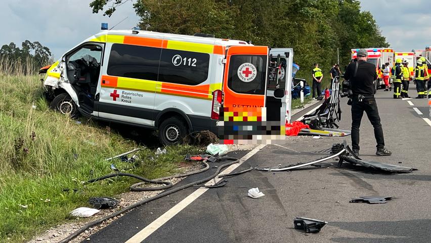 Ein schwerer Unfall mit einem Rettungswagen im Kreis Ansbach hat am Mittwoch drei Todesopfer gefordert. Ein schwerer Unfall mit einem Rettungswagen im Kreis Ansbach hat am Mittwoch drei Todesopfer gefordert.