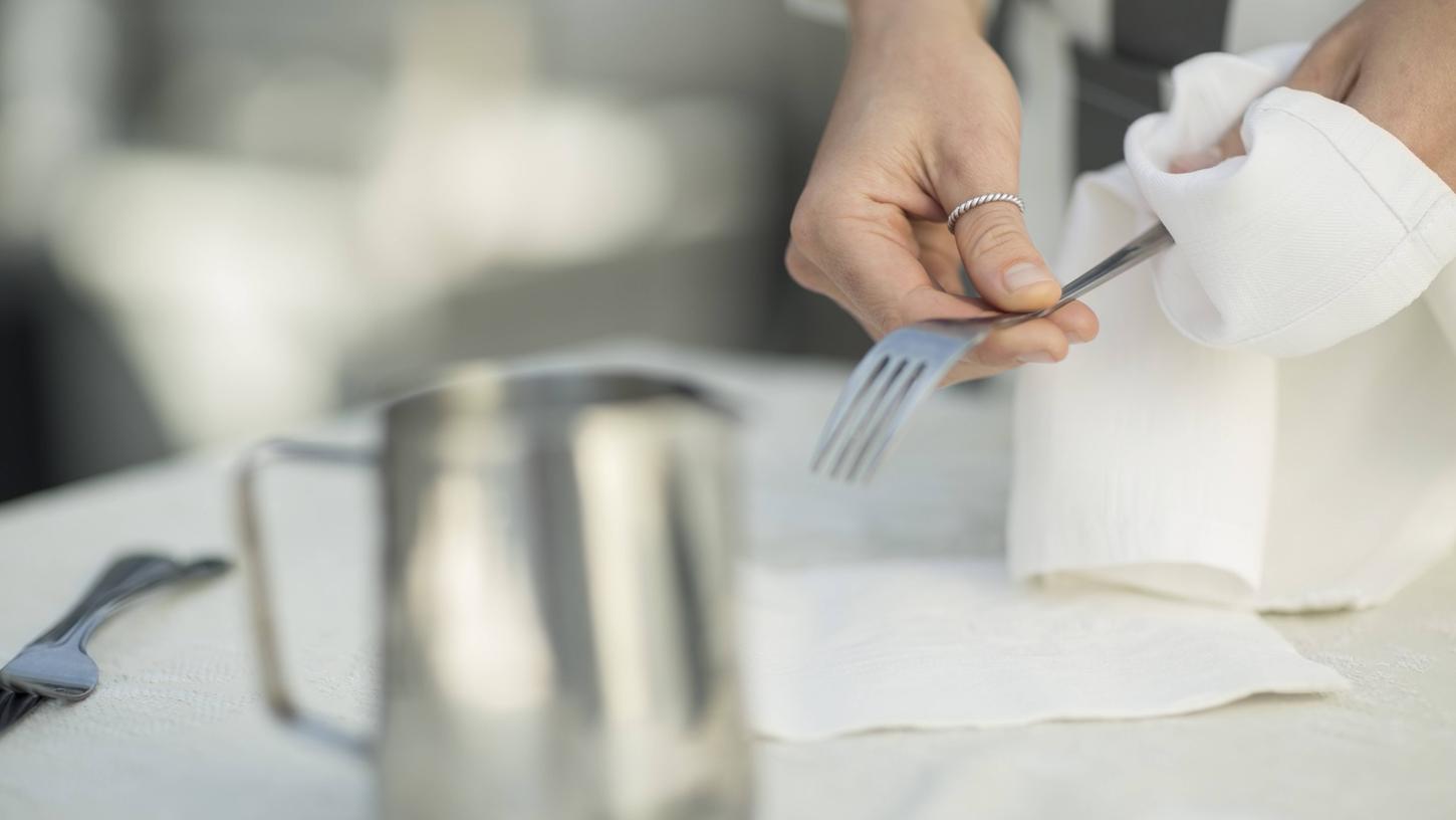 Wer eine Extra-Gabel oder einen Extra-Teller im Restaurant bestellt, könnte auf der Quittung möglicherweise Zusatzkosten entdecken (Symbolbild). Wer eine Extra-Gabel oder einen Extra-Teller im Restaurant bestellt, könnte auf der Quittung möglicherweise Zusatzkosten entdecken (Symbolbild).