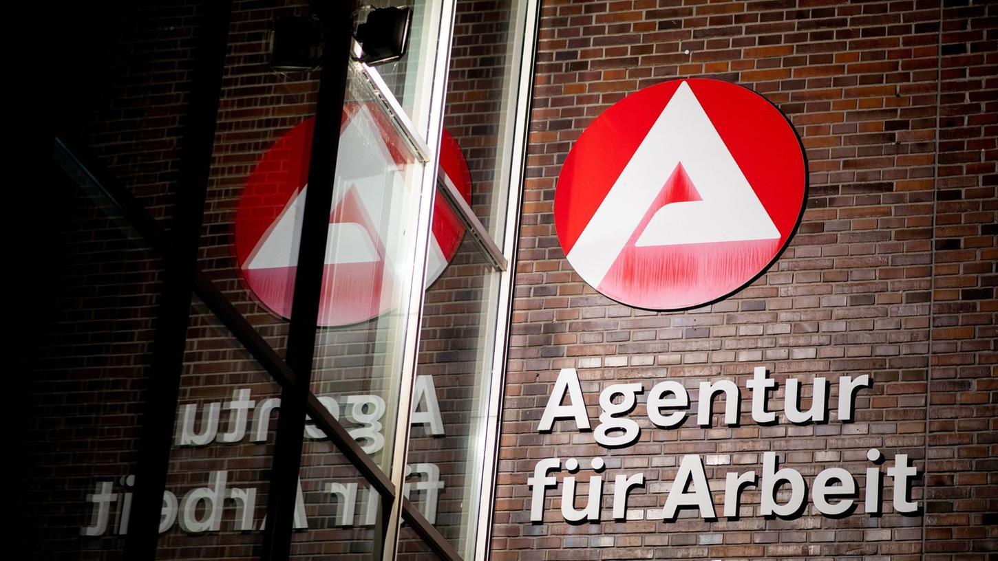 Die Bundesagentur für Arbeit gibt monatlich die neusten Arbeitslosenzahlen bekannt. Im August steigen sie in Deutschland auf 2,696 Millionen. Die Bundesagentur für Arbeit gibt monatlich die neusten Arbeitslosenzahlen bekannt. Im August steigen sie in Deutschland auf 2,696 Millionen.