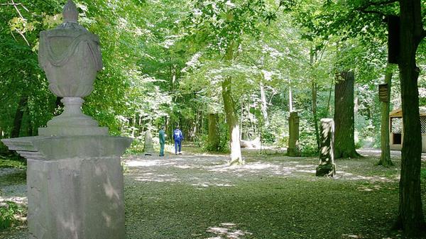 Der Irrhain befindet sich in der Nähe von Kraftshof am Rande von Gemüsefeldern. Früher diente er als Treffpunkt des Pegnesischen Blumenordens, einer Sprach- und Literaturgesellschaft des 17. Jahrhunderts. Für einen Spaziergang im Irrhain sollte man Zeit mitbringen, um die Stimmung des verwunschen wirkenden Parks auf sich wirken zu lassen. Unser Tipp: Das Neunhofer Schloss ist nur eine Ortschaft weiter und einen Besuch wert.