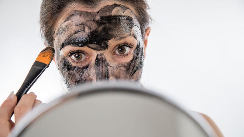 Bestimmte Masken helfen, überschüssiges Öl zu regulieren, die Haut zu klären und Mitesser zu minimieren.