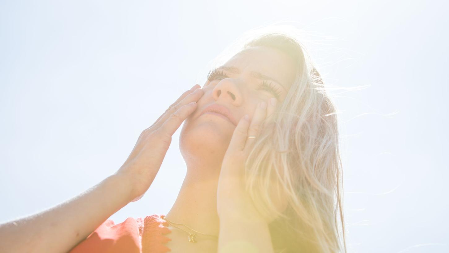 Zu viel Sonneneinstrahlung kann Hautprobleme wie Sonnenbrand und vorzeitige Hautalterung hervorrufen.