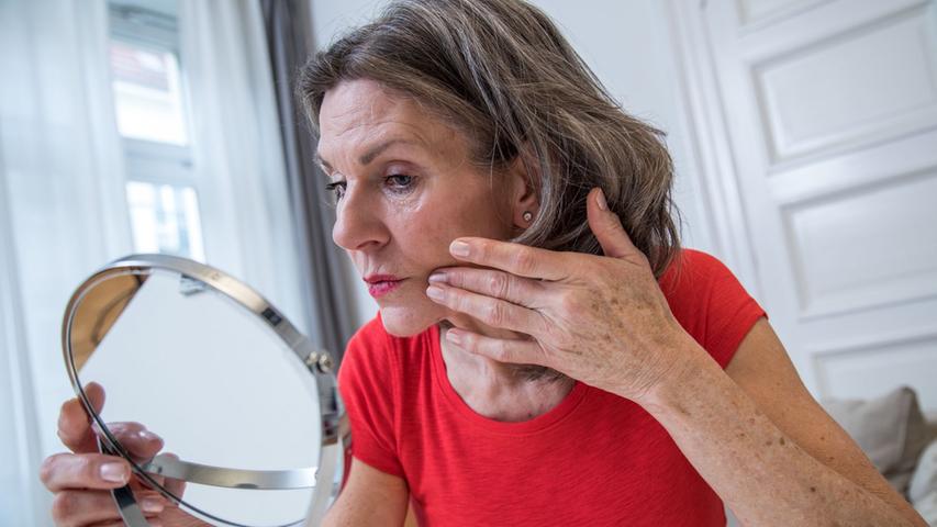 Menschen mit Neurodermitis sollten ihre Haut häufig eincremen, um Feuchtigkeit zu erhalten und Juckreiz zu reduzieren.