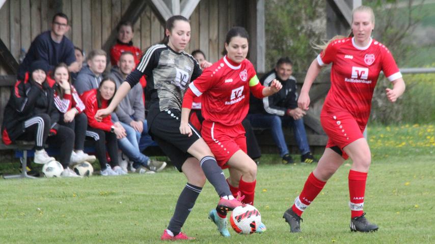 Die SG Bergen/Laibstadt/Nennslingen und die Eintracht Kattenhochstatt (in Rot) werden gleich am ersten Spieltag der Kreisliga am Samstag aufeinander treffen.  