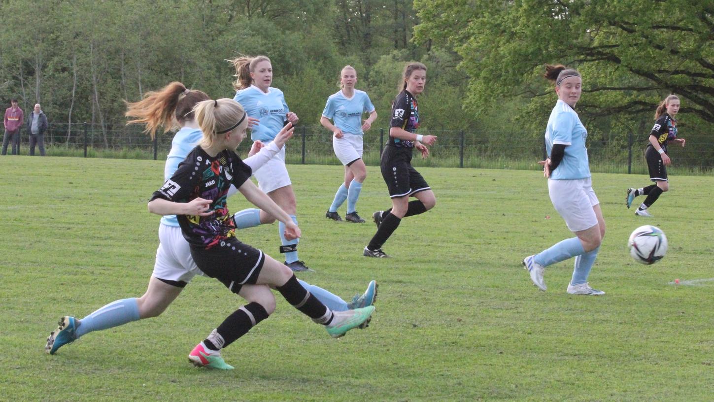 In der vergangenen Saison lieferten sich die DJK Fiegenstall (dunkle Trikots) und der TV Büchenbach ein packendes Duell um die Kreisliga-Meisterschaft, ab sofort spielen beide Teams in der Bezirksliga. In der vergangenen Saison lieferten sich die DJK Fiegenstall (dunkle Trikots) und der TV Büchenbach ein packendes Duell um die Kreisliga-Meisterschaft, ab sofort spielen beide Teams in der Bezirksliga.