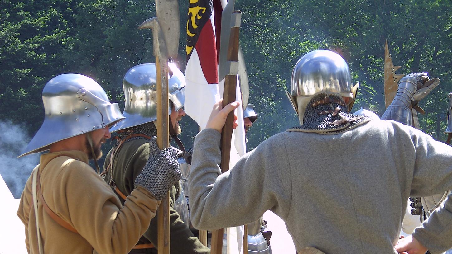 Gut gerüstet präsentieren sich die Ritter auf der Cadolzburg. Gut gerüstet präsentieren sich die Ritter auf der Cadolzburg.