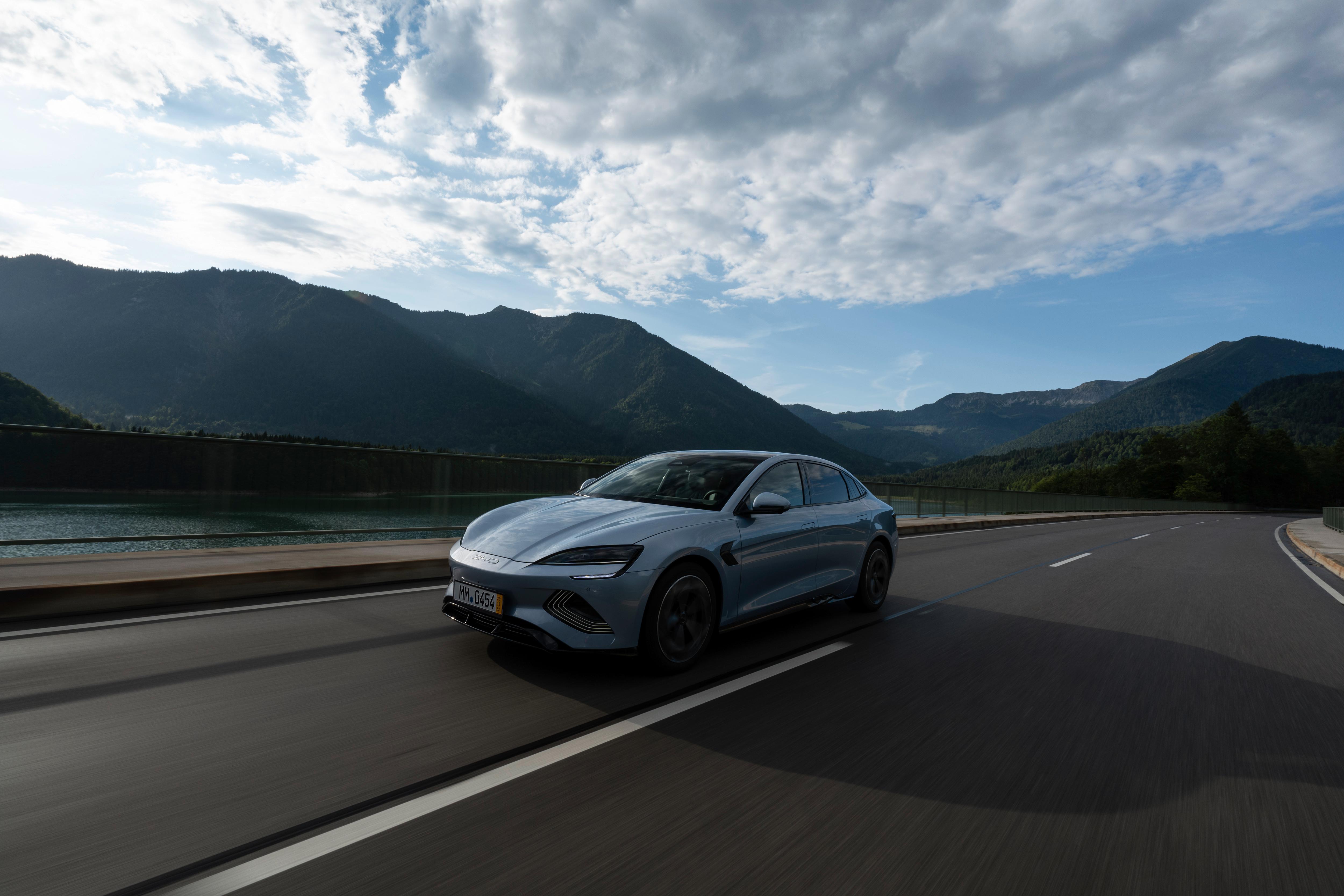 Die aerodynamisch geformte, 4,80 Meter lange Limousine mit ihren bündig versenkten Türgriffen ähnelt auf den ersten Blick dem Model 3, wirkt aber spannender und sportlicher.