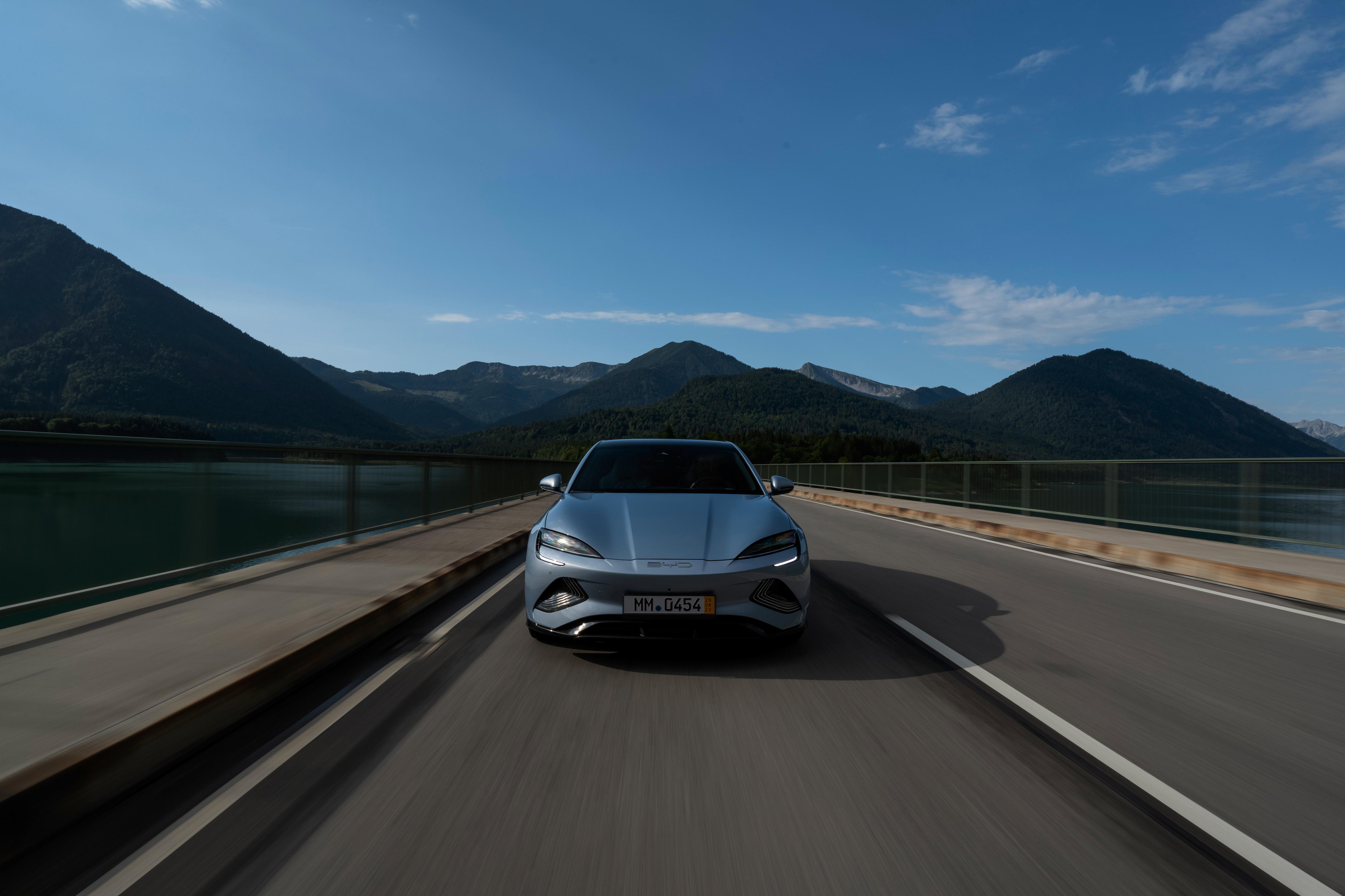 Zwei Varianten werden angeboten, die jeweils einen 82,5-kWh-Akku mitführen.