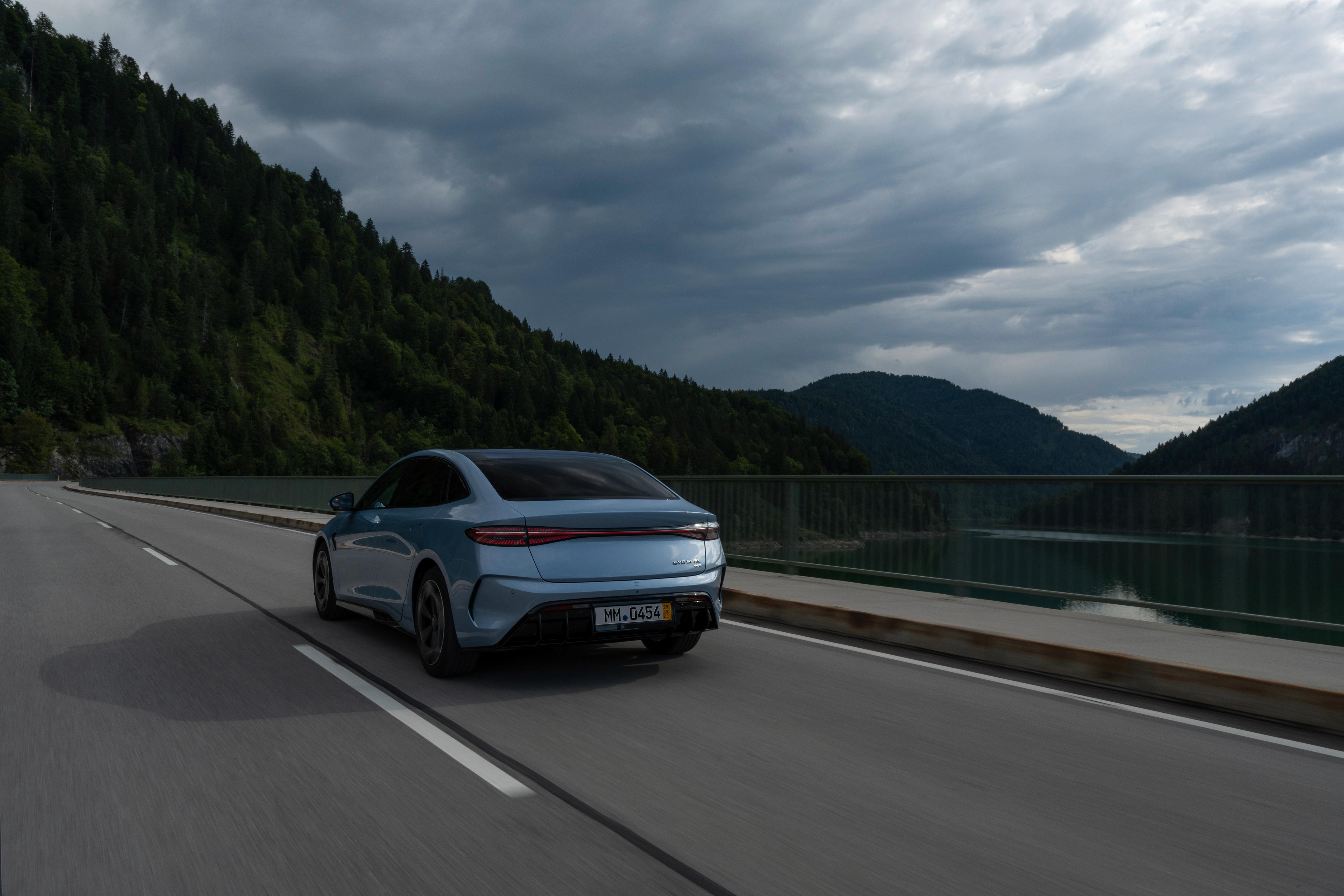 Der einmotorige Hecktriebler Seal Design leistet 230 kW/313 PS, beschleunigt in 5,9 Sekunden von 0 auf 100 km/h und bietet eine maximale Reichweite von 570 Kilometern.