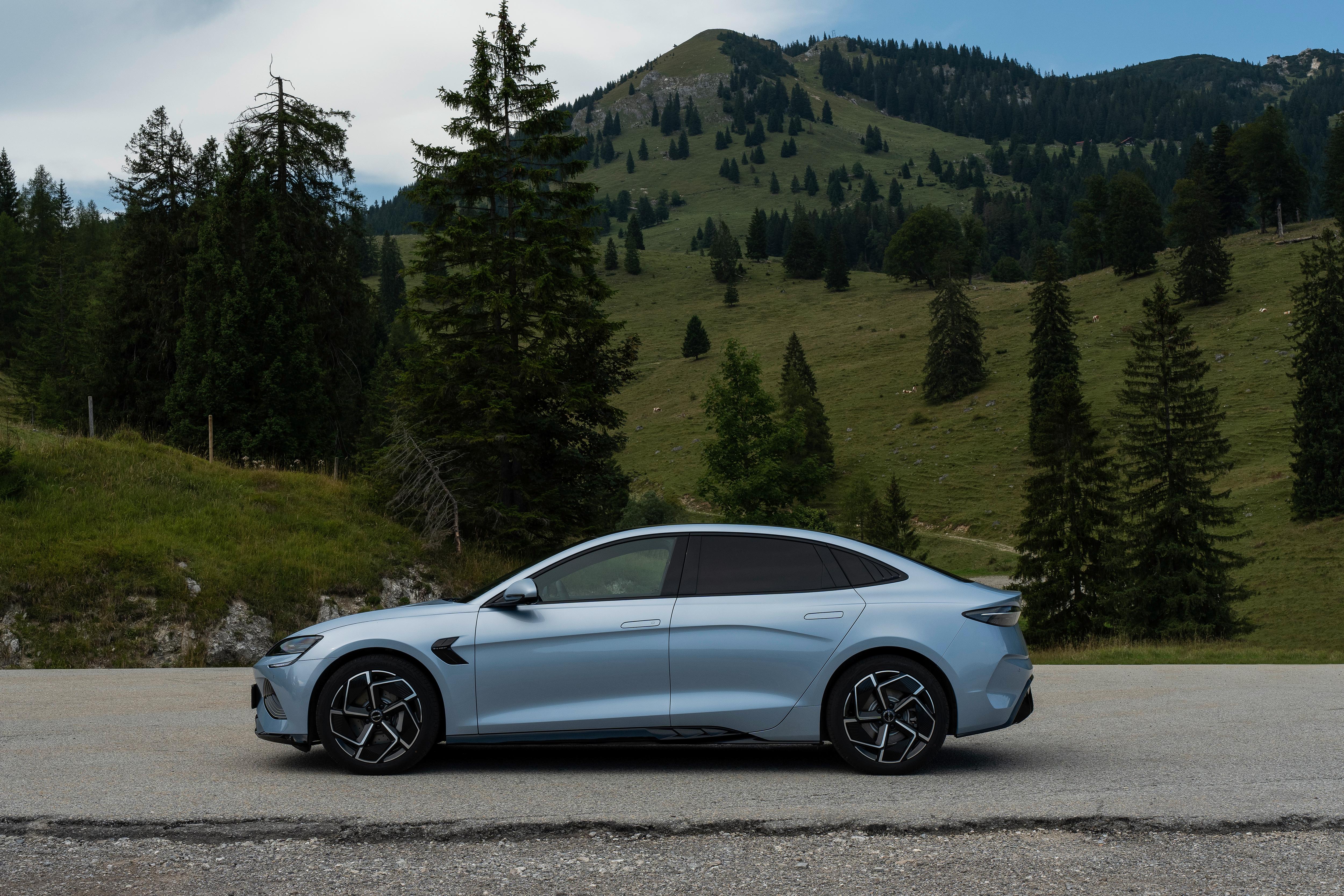 Beim allradgetriebenen Seal Excellence-AWD gibt es einen zweiten, 160 kW starken Elektromotor an der Vorderachse, woraus eine Gesamtleistung von 390 kW/530 PS resultiert.