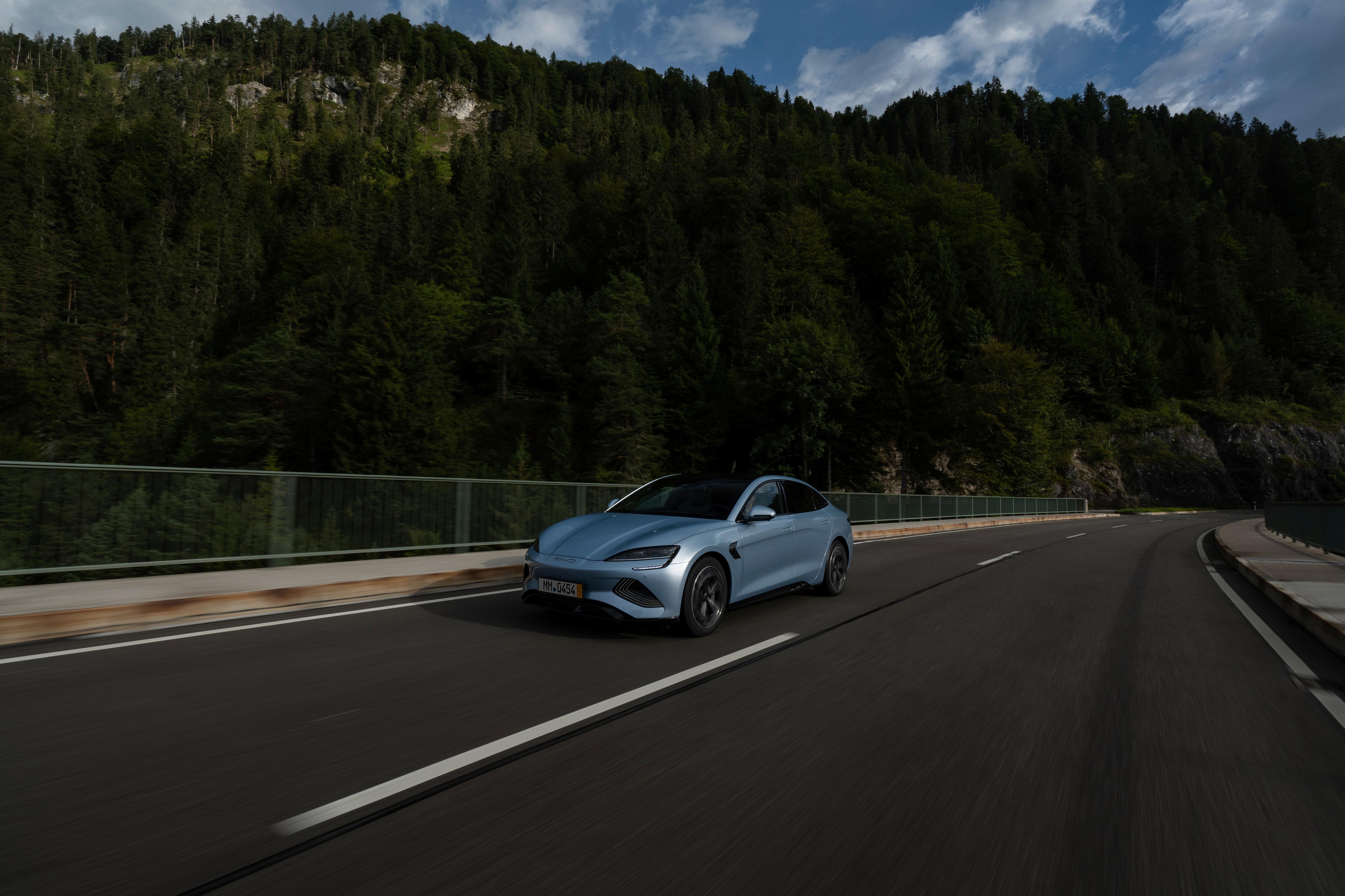 Was die Höchstgeschwindigkeit anbelangt, werden beide Seal-Versionen vernünftigerweise bei 180 km/h eingebremst.