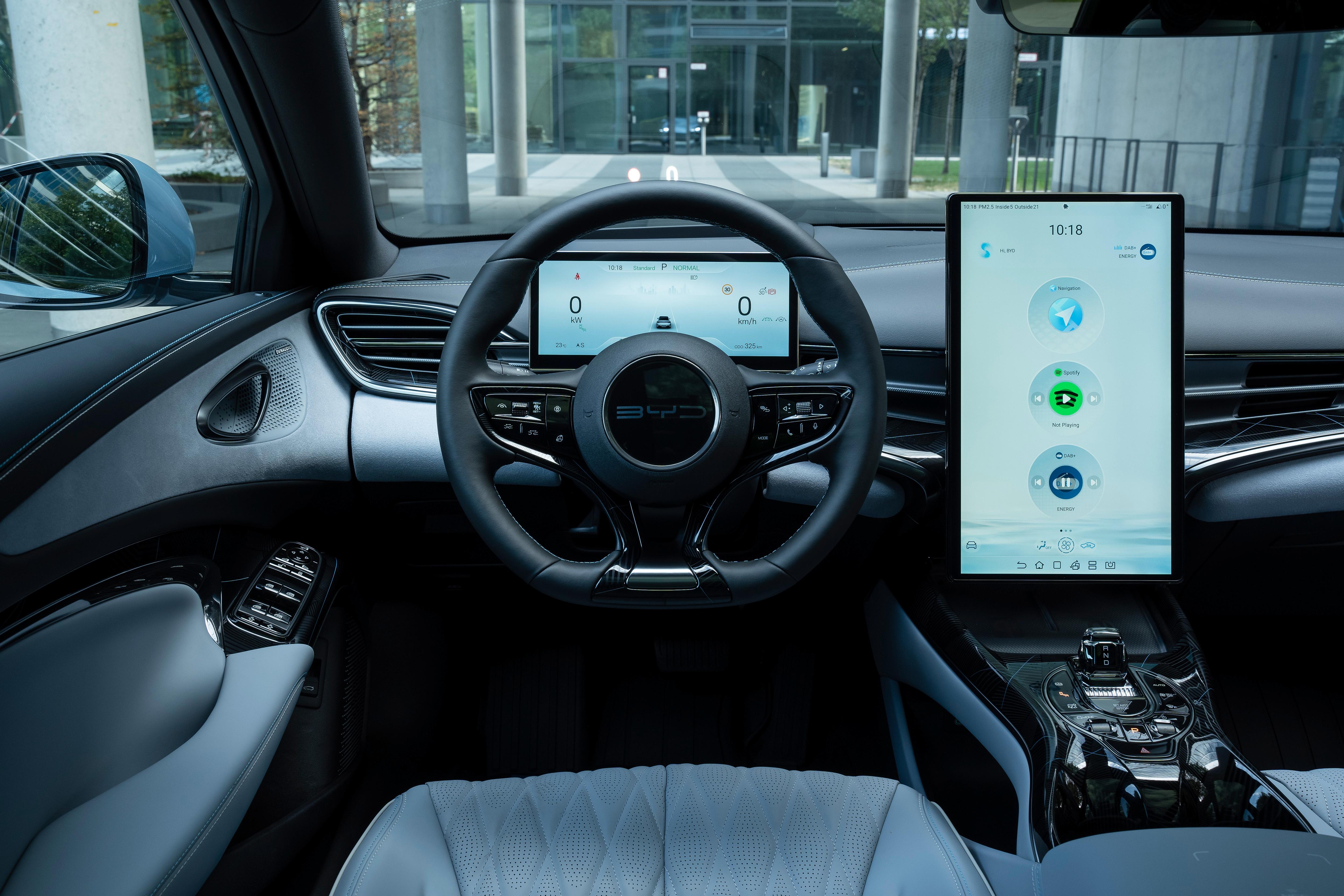 Der opulente 15-Zoll-Bildschirm lässt sich auf Knopfdruck vom Quer- ins Hochformat drehen.