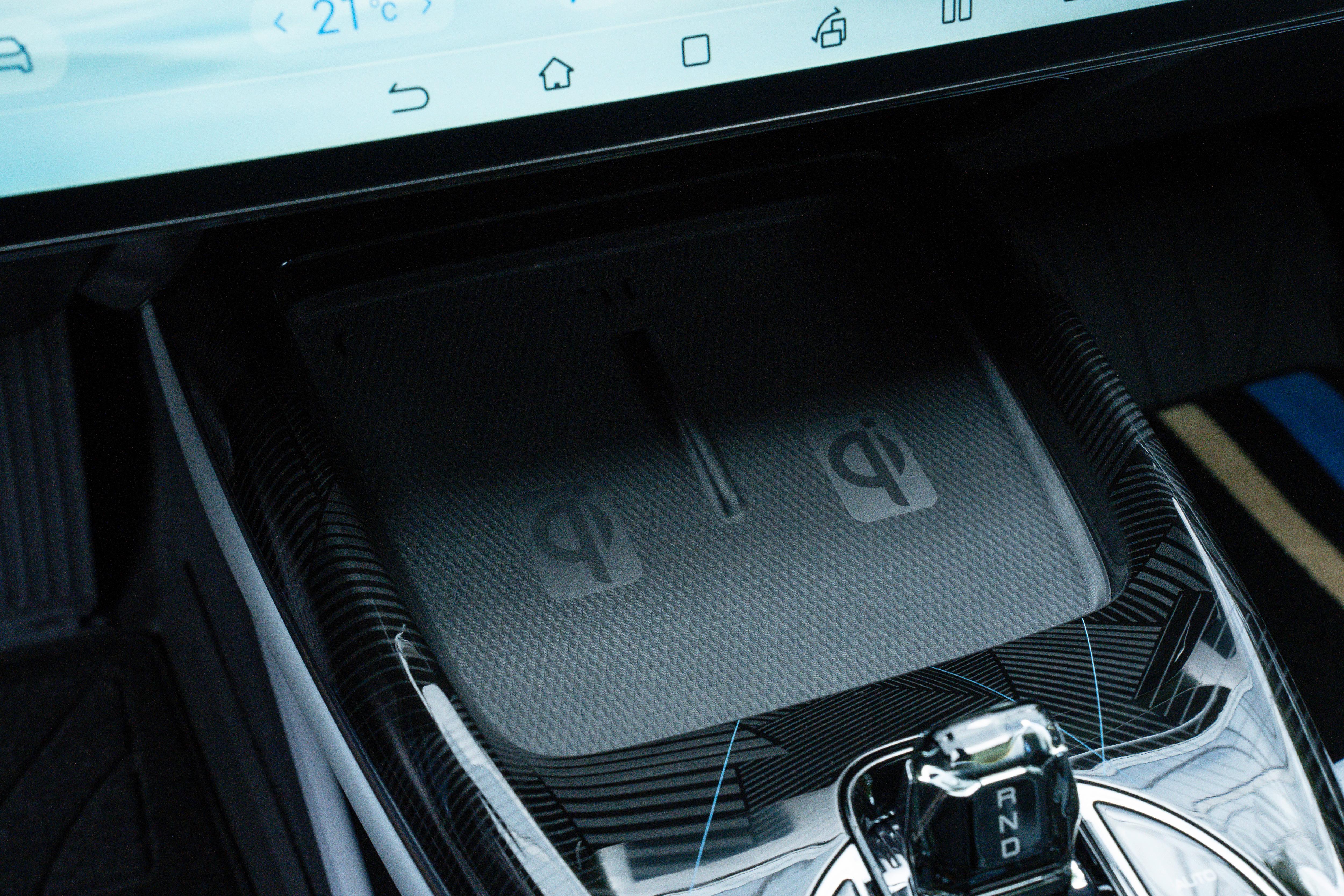 Die induktive Ladefläche versorgt zwei Mobiltelefone.